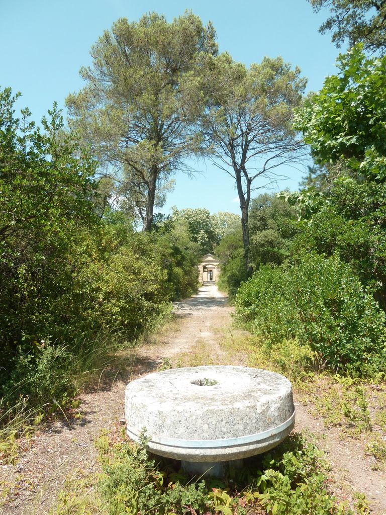 Entrée sud. Jardin, portail d’axe.