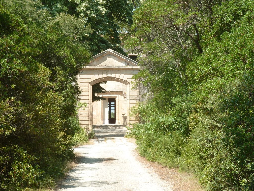 Entrée sud. Jardin, portail d’axe.