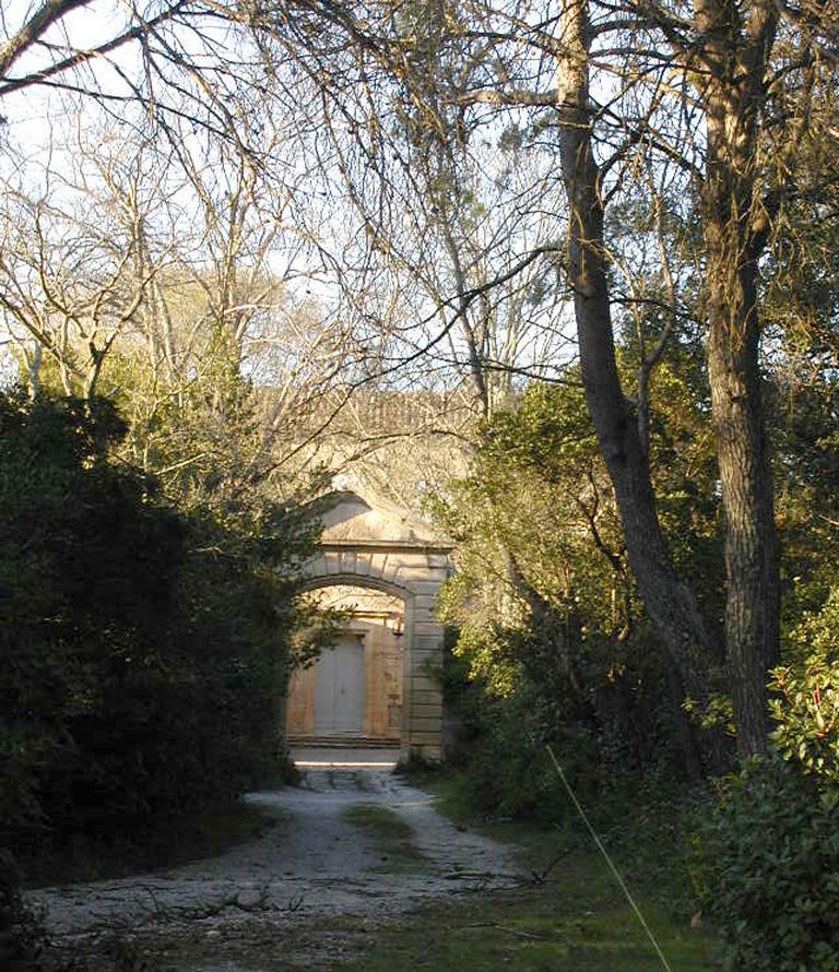 Entrée sud. Portail sur jardin.