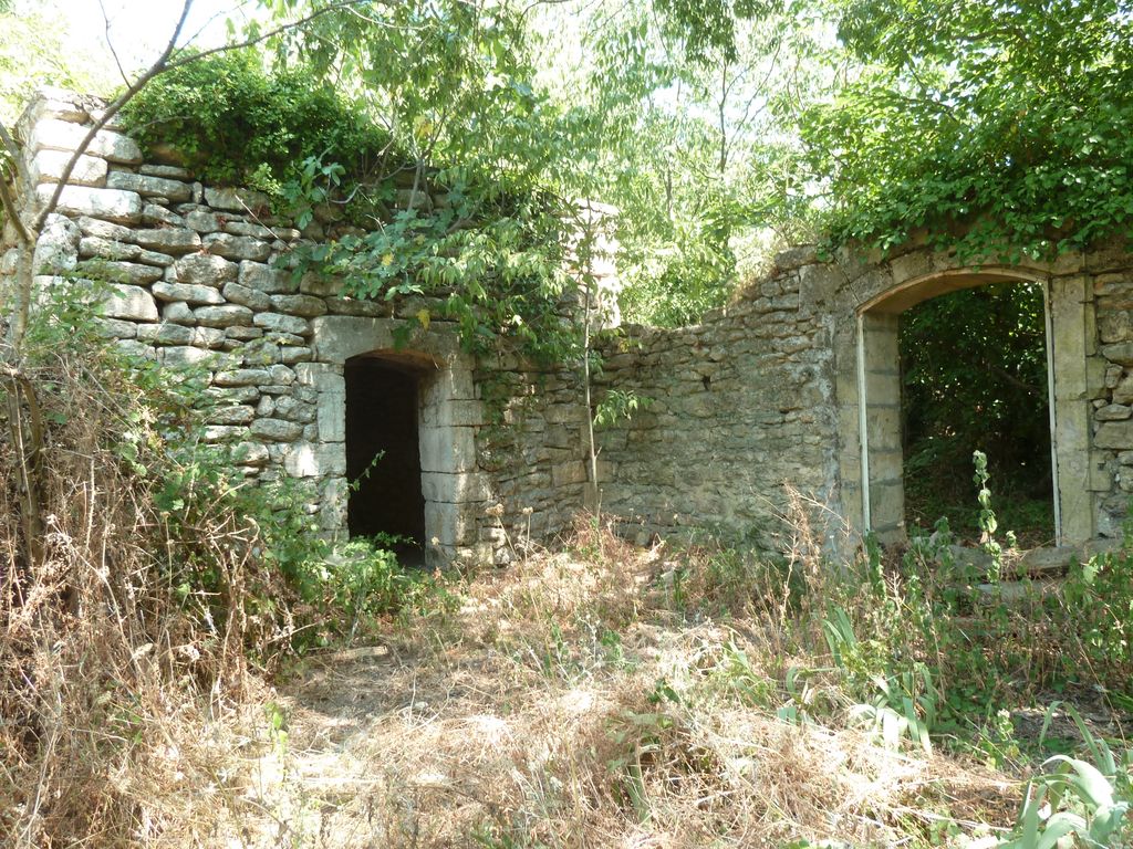 Jardin. Porte vers les pavillons.