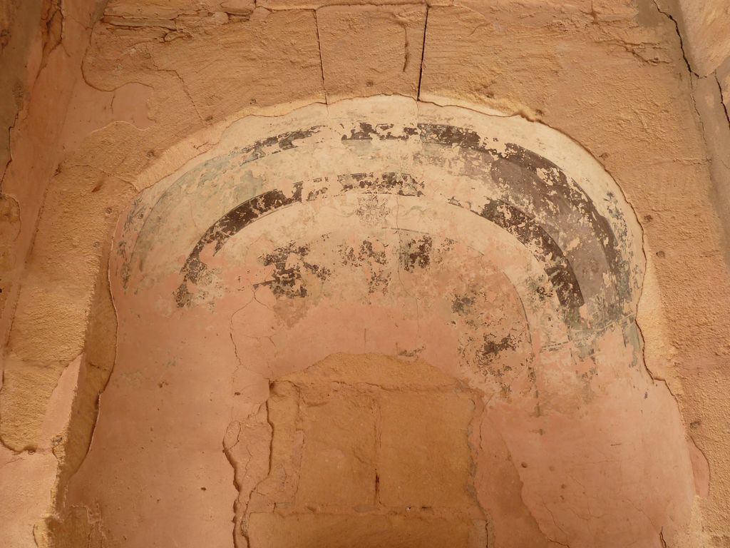 Intérieur. RDC. Pièce de l’angle nord près de la tour nord. Vestiges de décor peint dans sur les voussures d’un arc cintré.