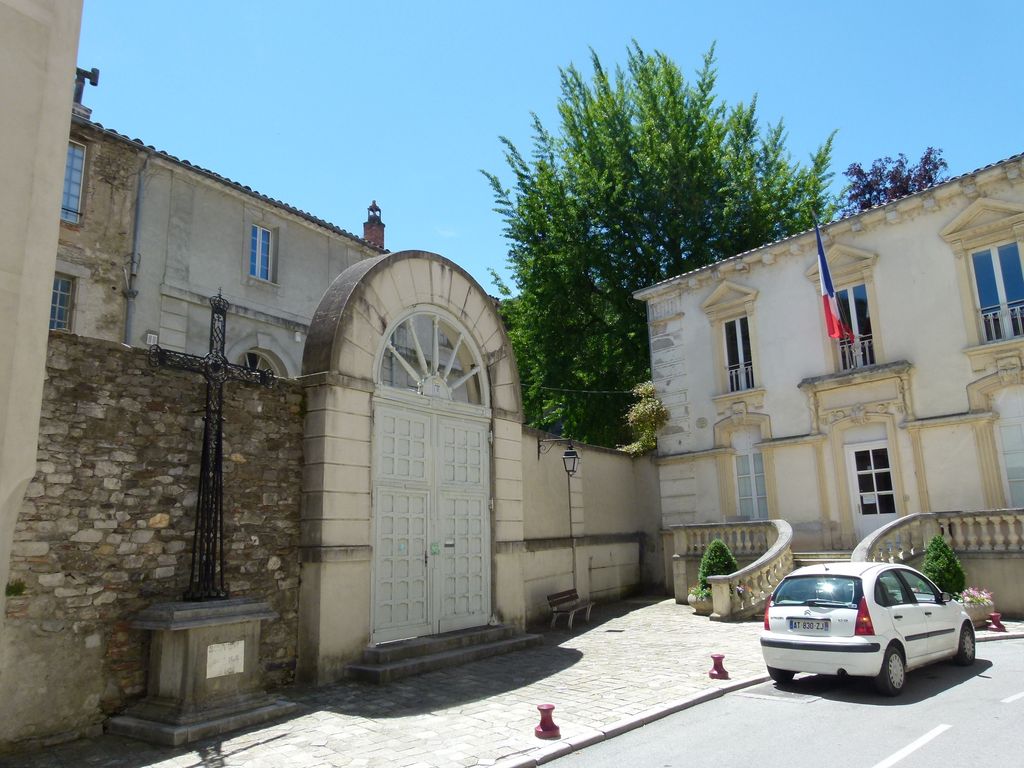 Façade côté église.