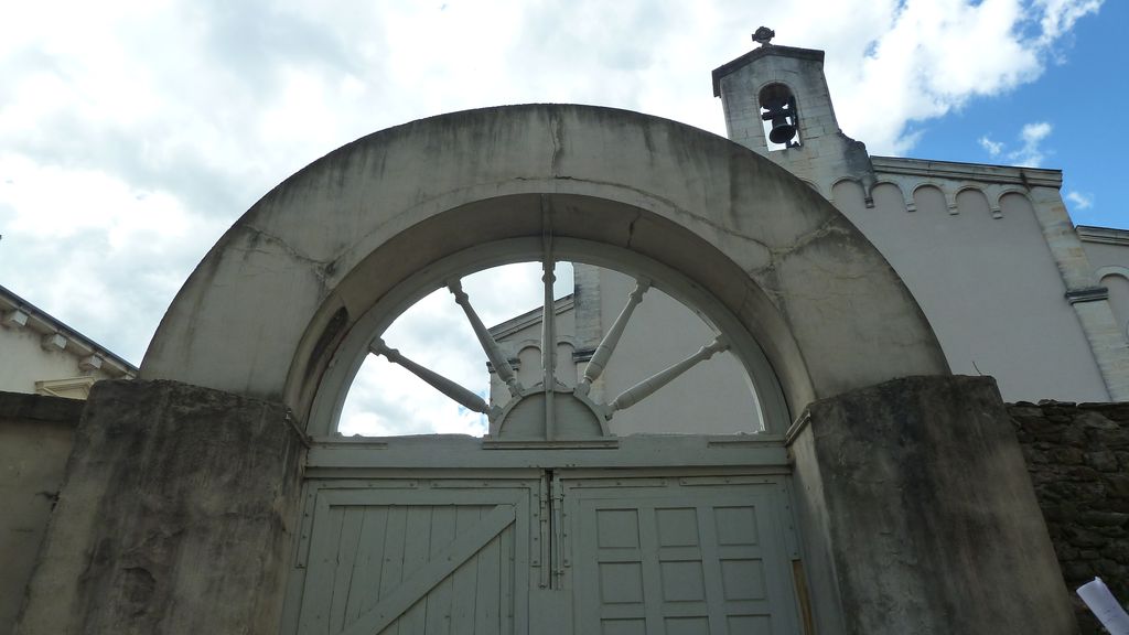 Façade côté église.