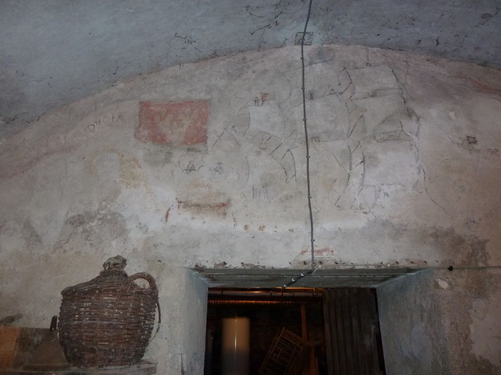 RDC. Probable ancienne salle de culte protestant. Décor avec drapeau aux 3 fleurs de lys et phrase en grec.