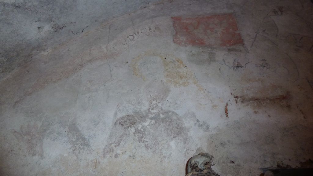 RDC. Probable ancienne salle de culte protestant. Décor avec drapeau aux 3 fleurs de lys et phrase en grec.