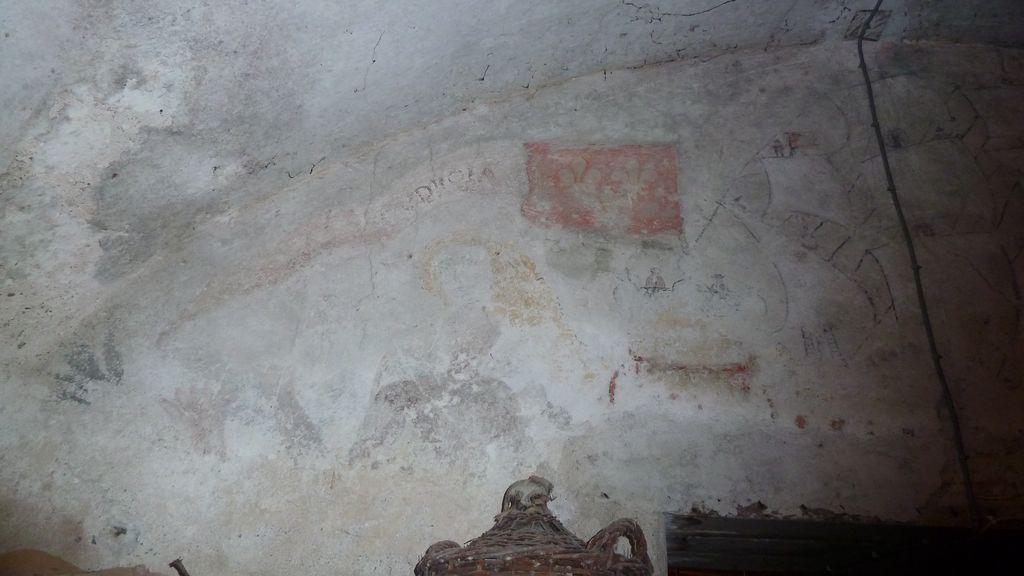 RDC. Probable ancienne salle de culte protestant. Décor avec drapeau aux 3 fleurs de lys et phrase en grec.