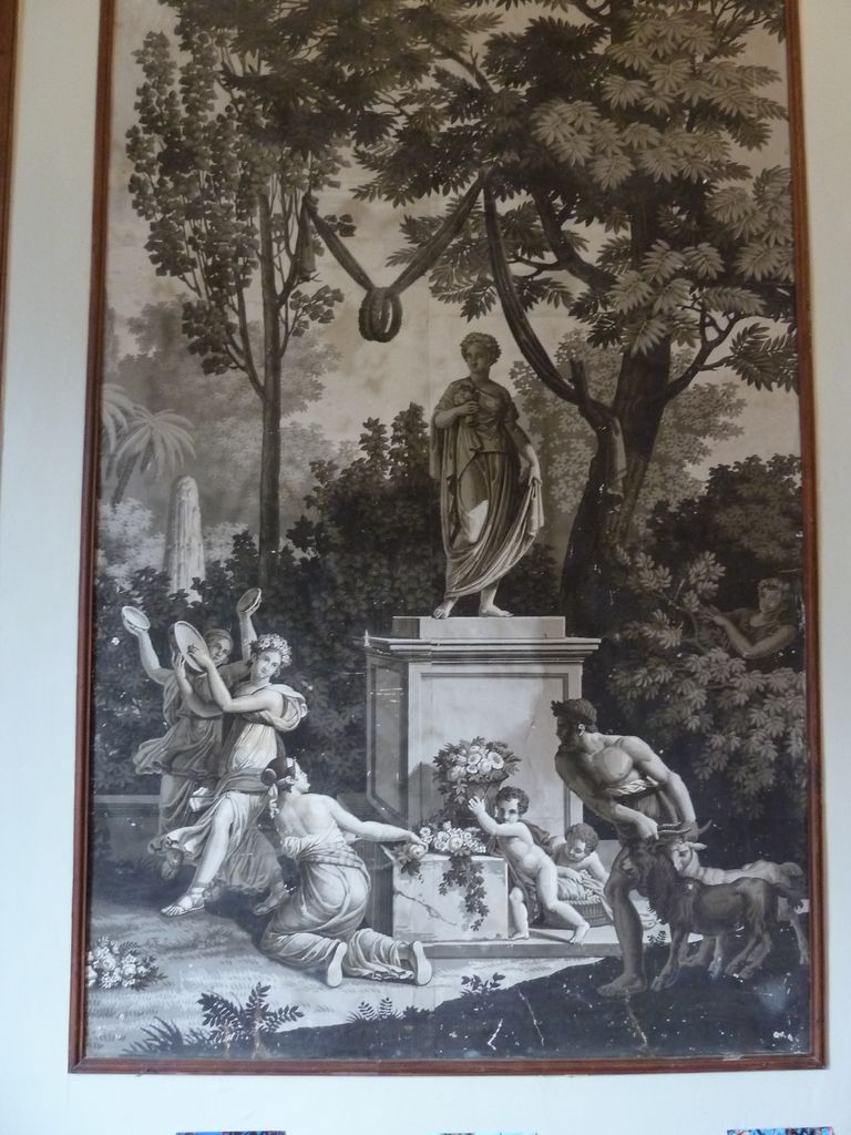 Rez-de-jardin. Antichambre du salon central, côté parc. Papier peint Dufour et Leroy, 1818.