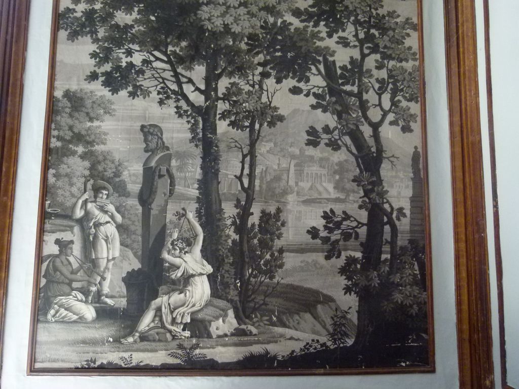 Rez-de-jardin. Antichambre du salon central, côté parc. Papier peint Dufour et Leroy, 1818.