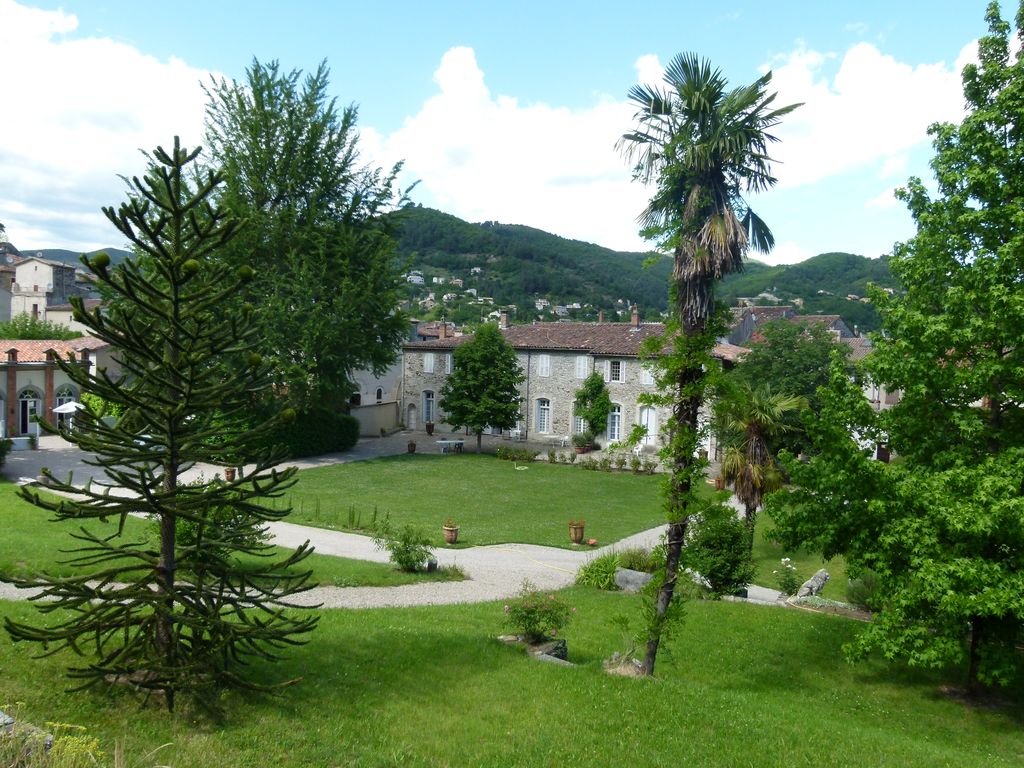 Parc. Vue d’ensemble vers l’ancienne filature.