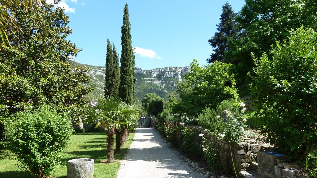 Parc. Allée d’entrée après agrandissement de la rue.