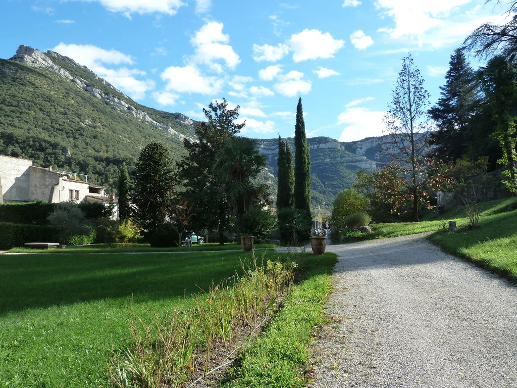 Parc. Allée d’entrée après agrandissement de la rue.