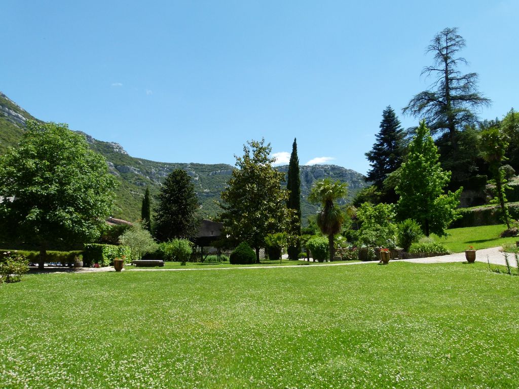 Parc. Allée d’entrée après agrandissement de la rue.