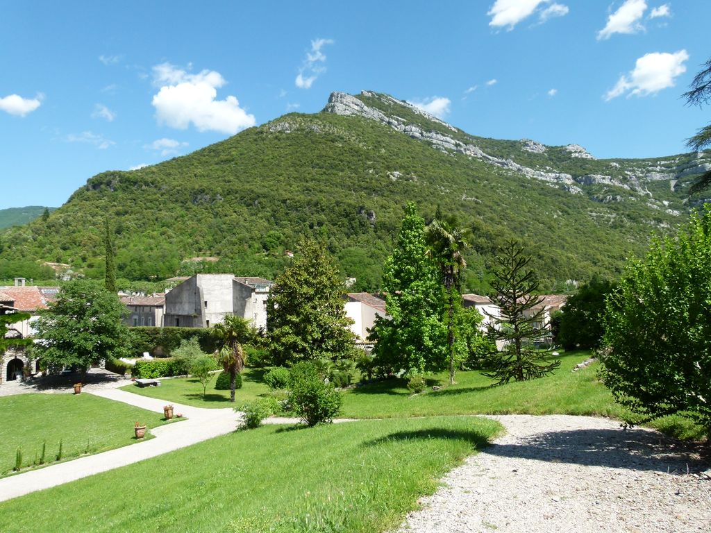 Parc. Allée d’entrée après agrandissement de la rue.