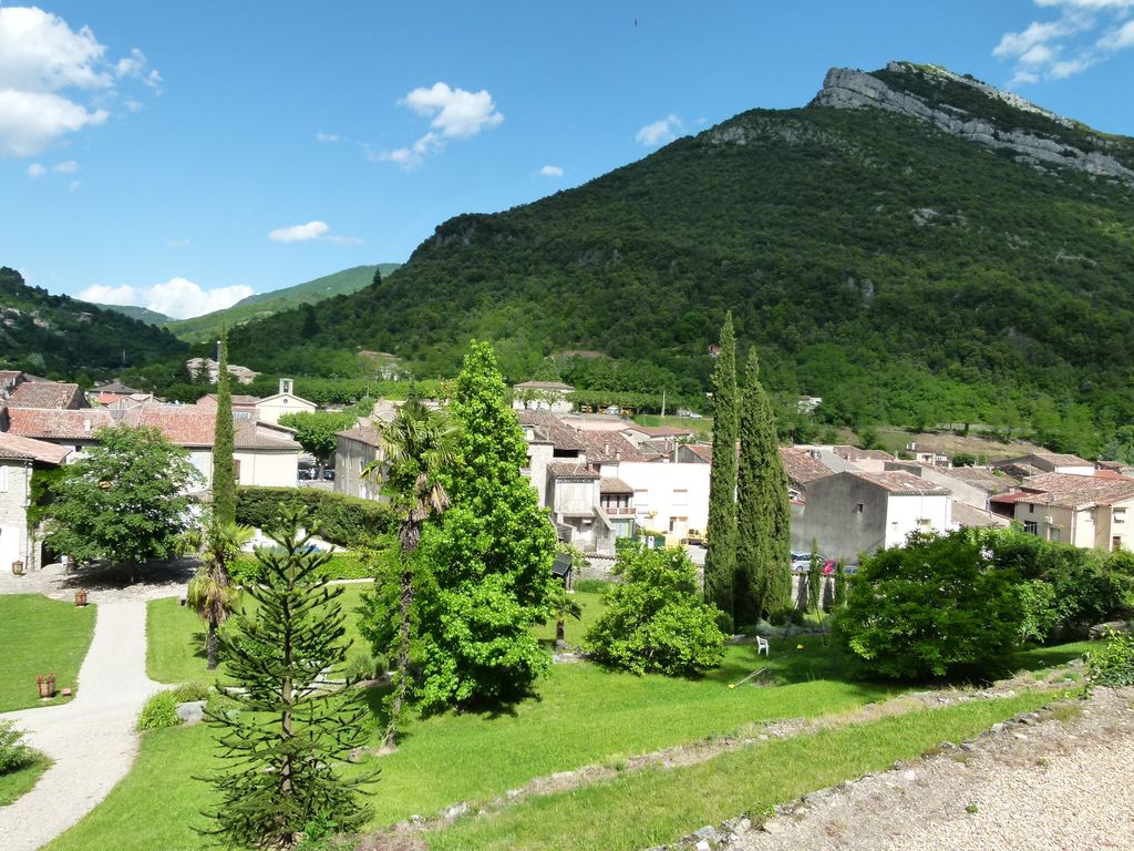 Parc. Allée d’entrée après agrandissement de la rue.