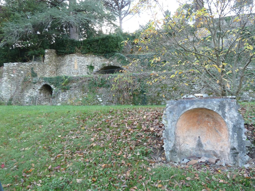 Parc. Canalisation d’eau dite mine. Gourgue et canalisation