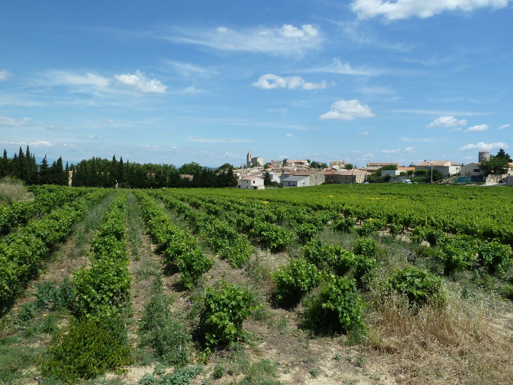 Vue du village avec l'actuelle église paroissiale.