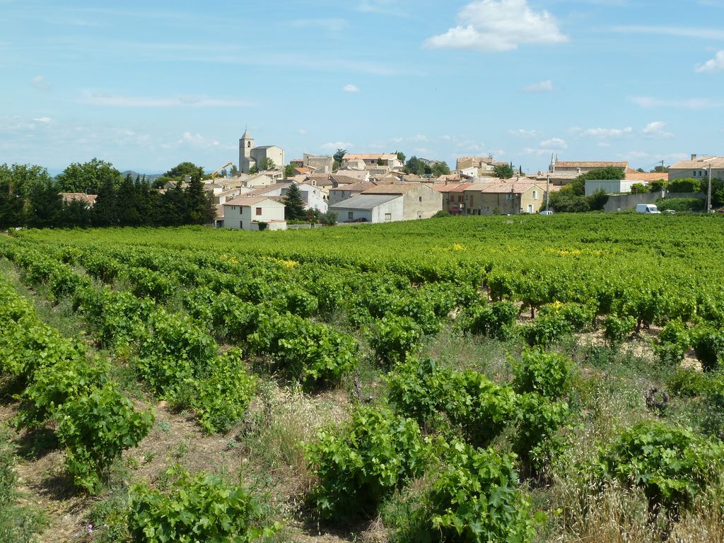 Vue du village avec l'actuelle église paroissiale à droite.