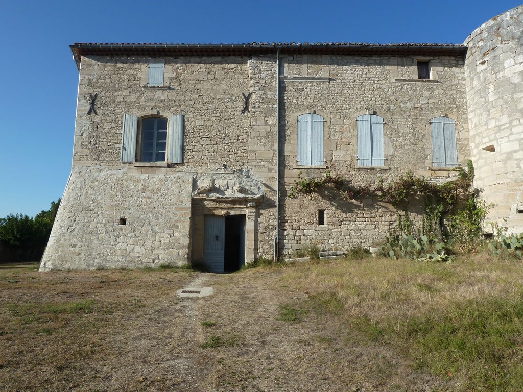 Façade sud. Vue depuis l'allée d'entrée.