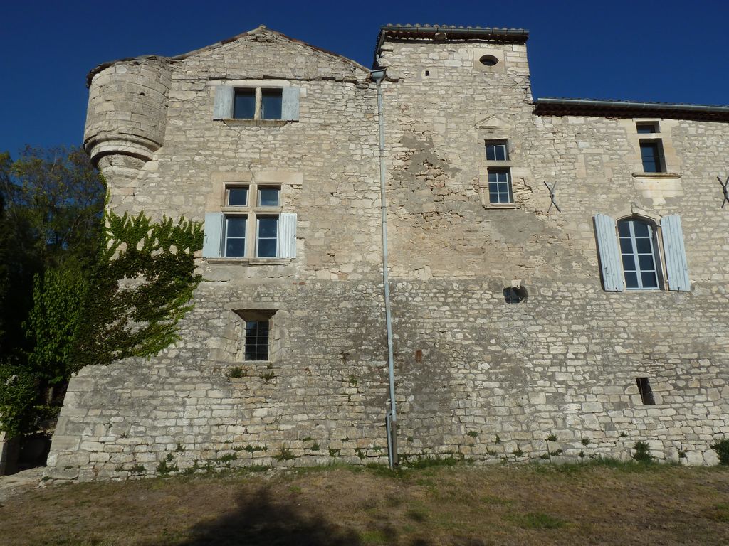 Façade ouest. Côté nord corps de logis ajouté au XVIe.