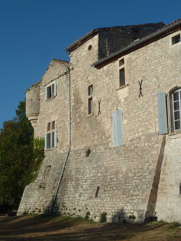 Façade ouest. Murs talutés.