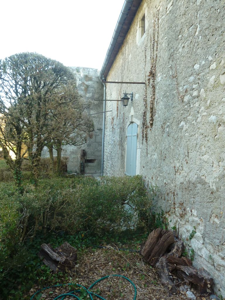 Façade est. Vue vers la tour sud-est.