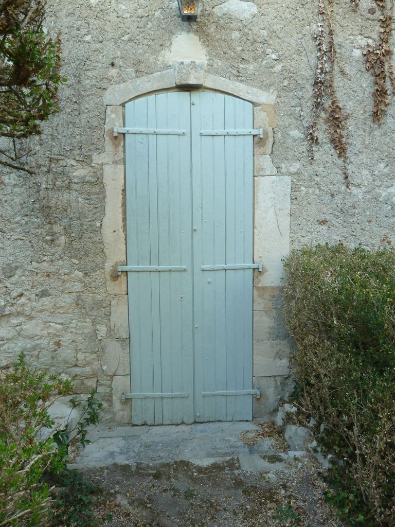 Façade est. Porte.