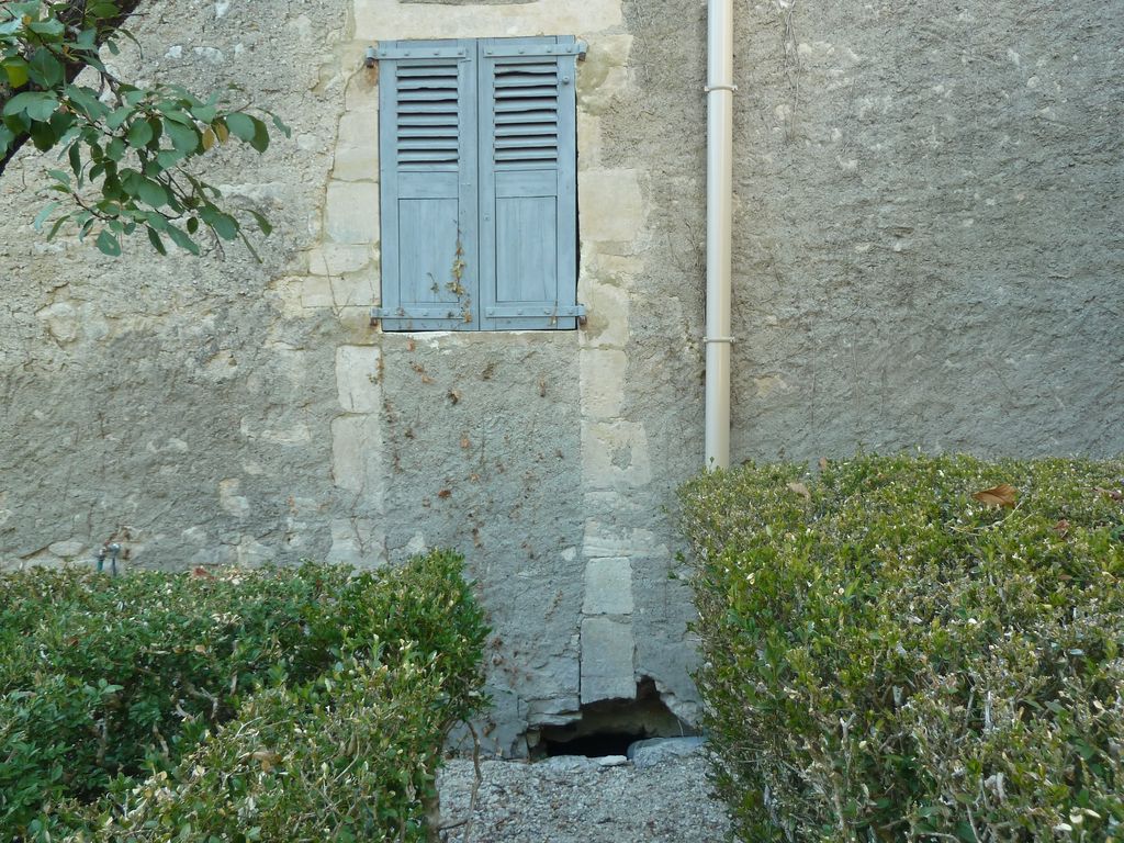 Façade est. Ancienne porte.