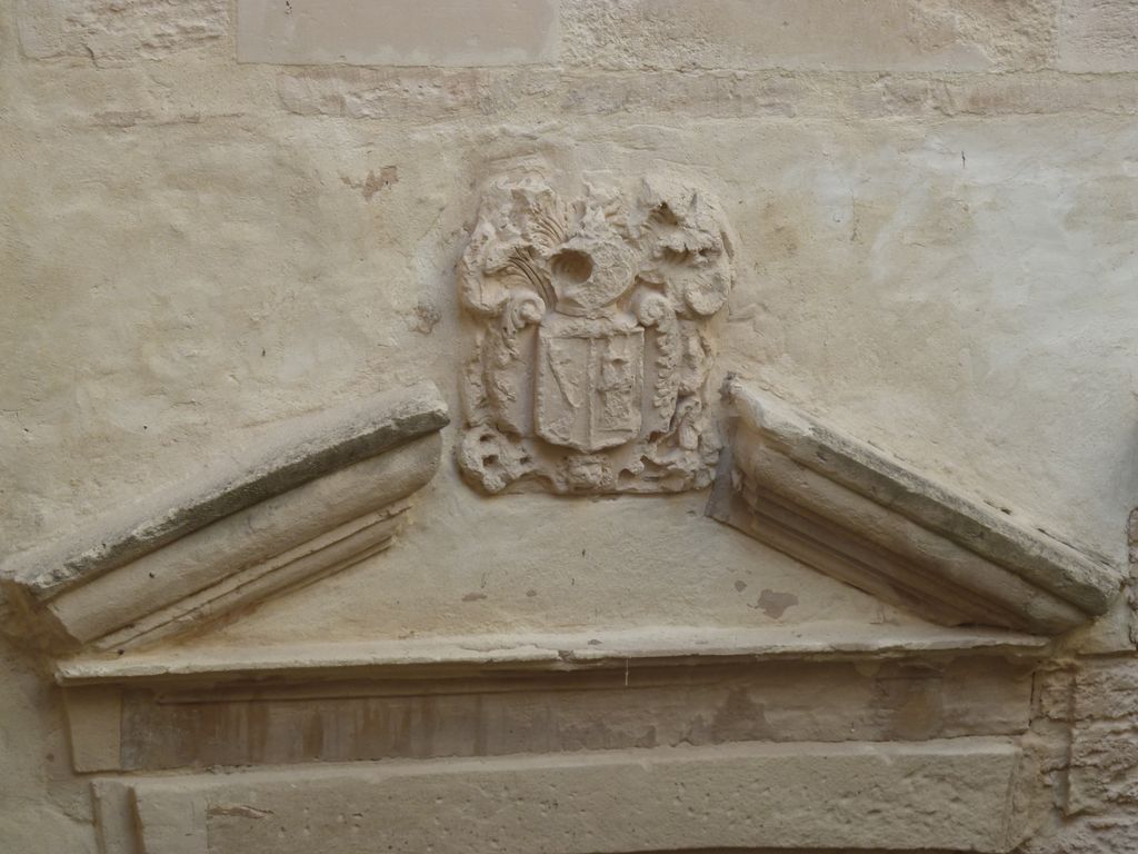 Cour intérieure. Aile nord. Entrée de la salle des gardes. Blason.