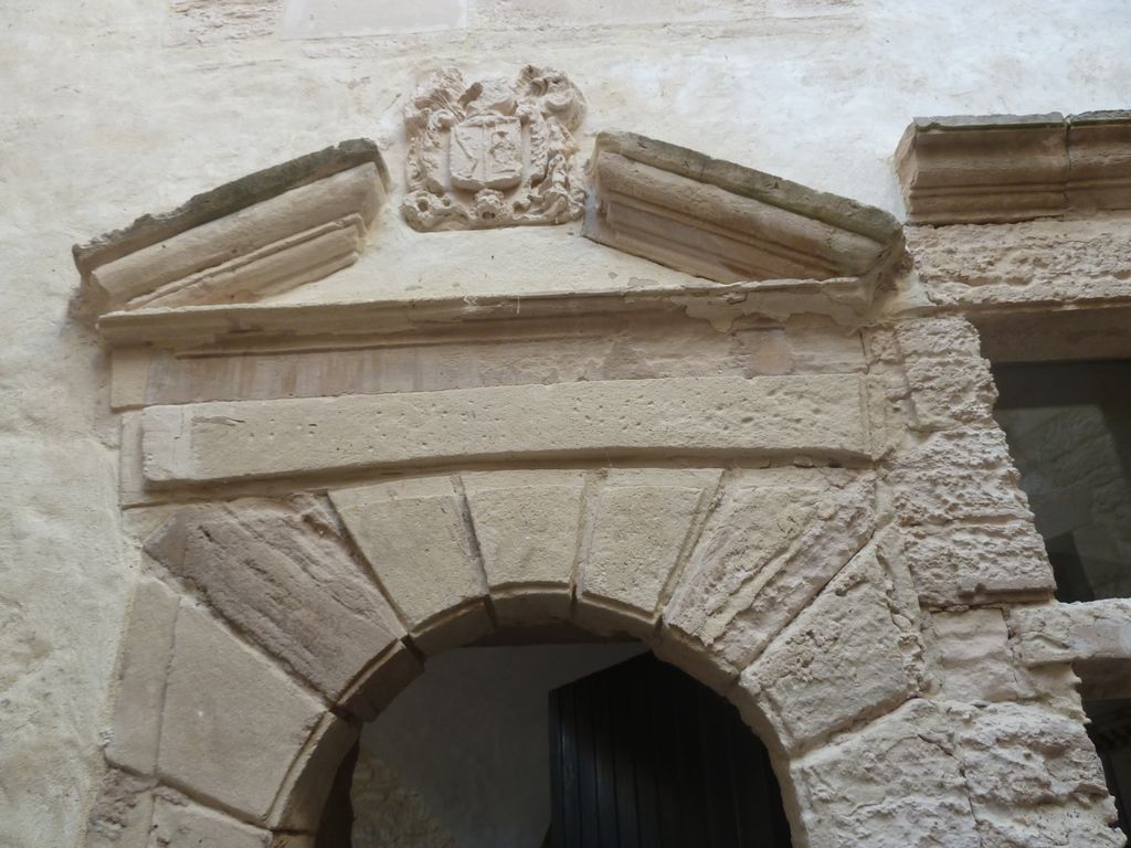 Cour intérieure. Aile nord. Entrée de la salle des gardes. Blason.