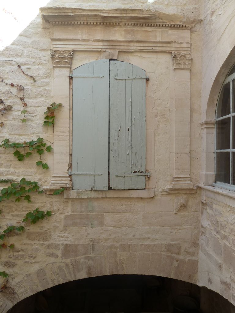 Cour intérieure. Angle sud-est. Baie du 1er étage.