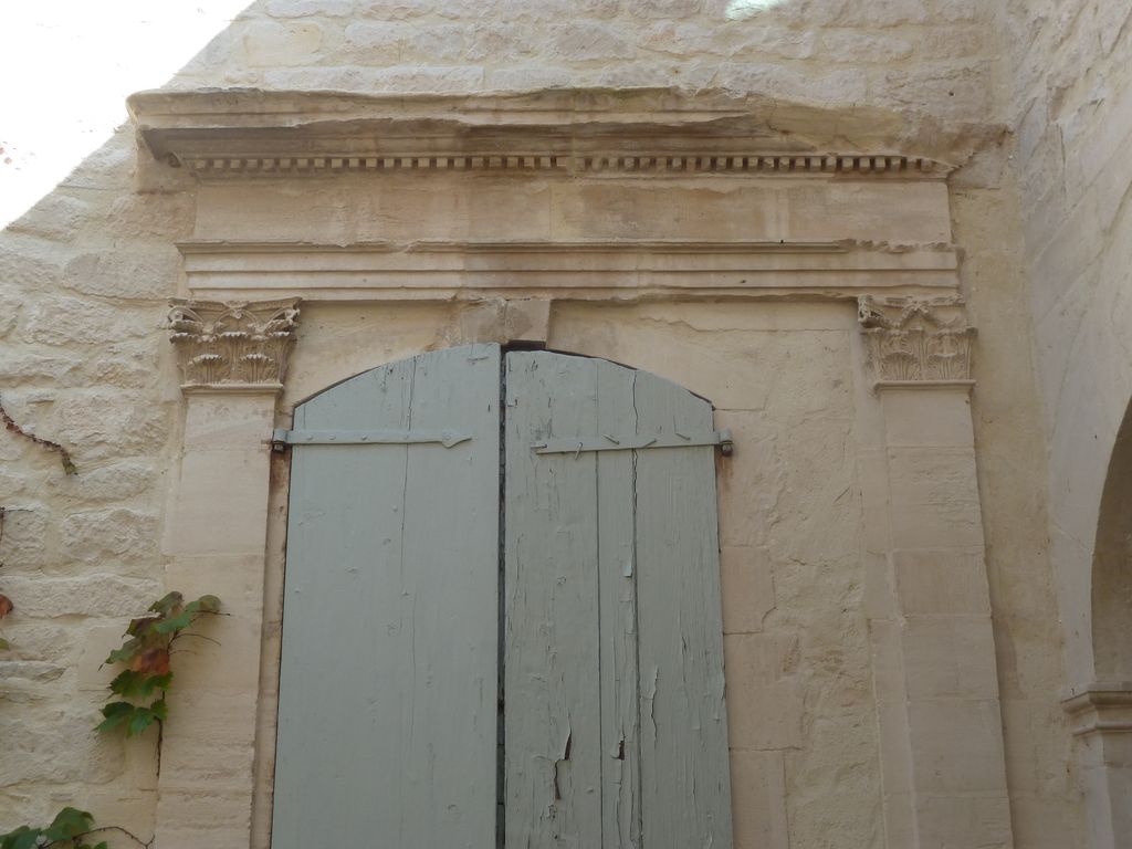 Cour intérieure. Angle sud-est. Baie du 1er étage.