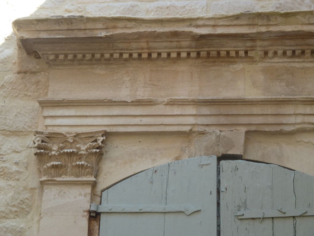 Cour intérieure. Angle sud-est. Baie du 1er étage. Détail chapiteau.