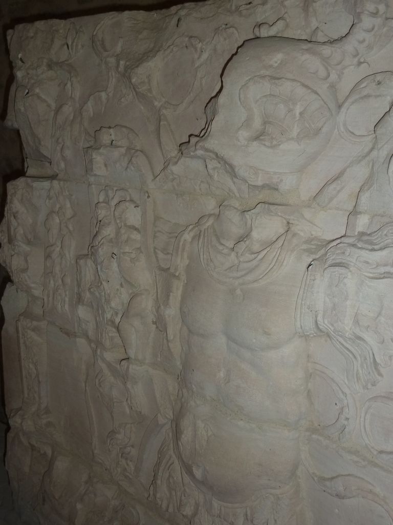 Cour intérieure. Blocs sculptés dans la cour. Bas-relief.