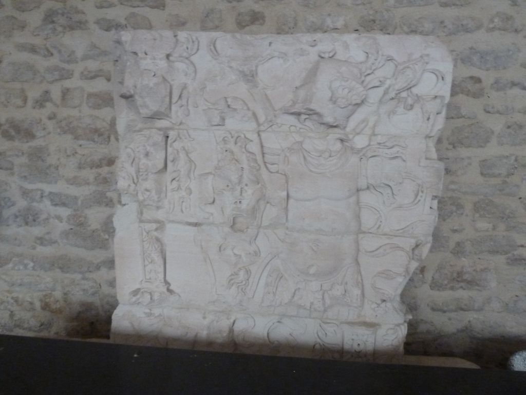 Cour intérieure. Blocs sculptés dans la cour. Bas-relief.