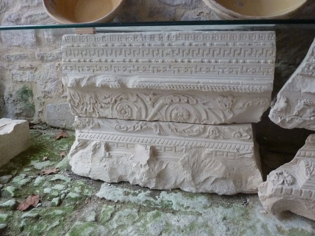 Cour intérieure. Blocs sculptés dans la cour. Frise de rinceaux.