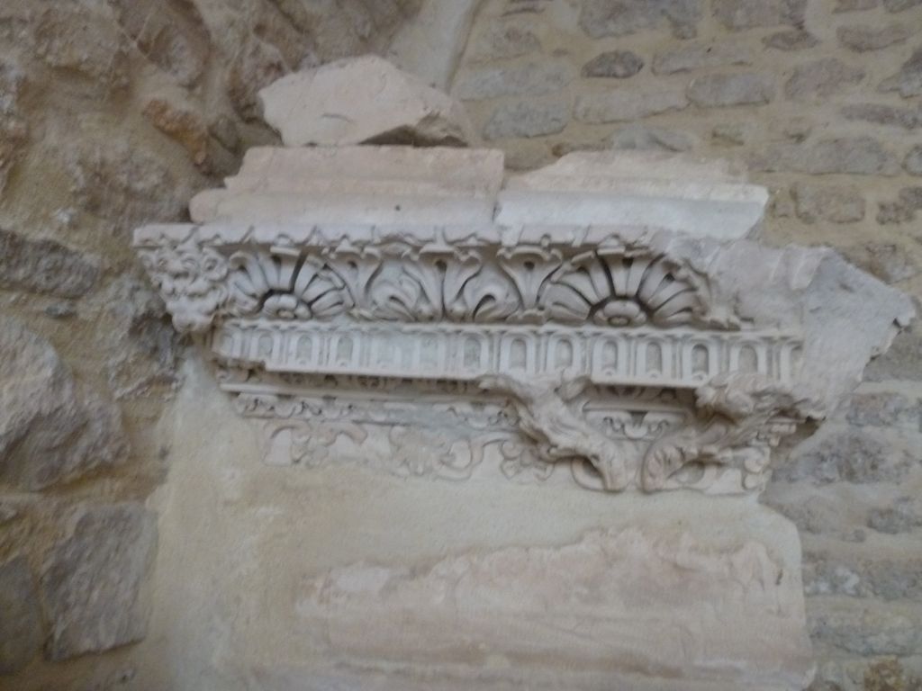 Cour intérieure. Blocs sculptés dans la cour. Frise.