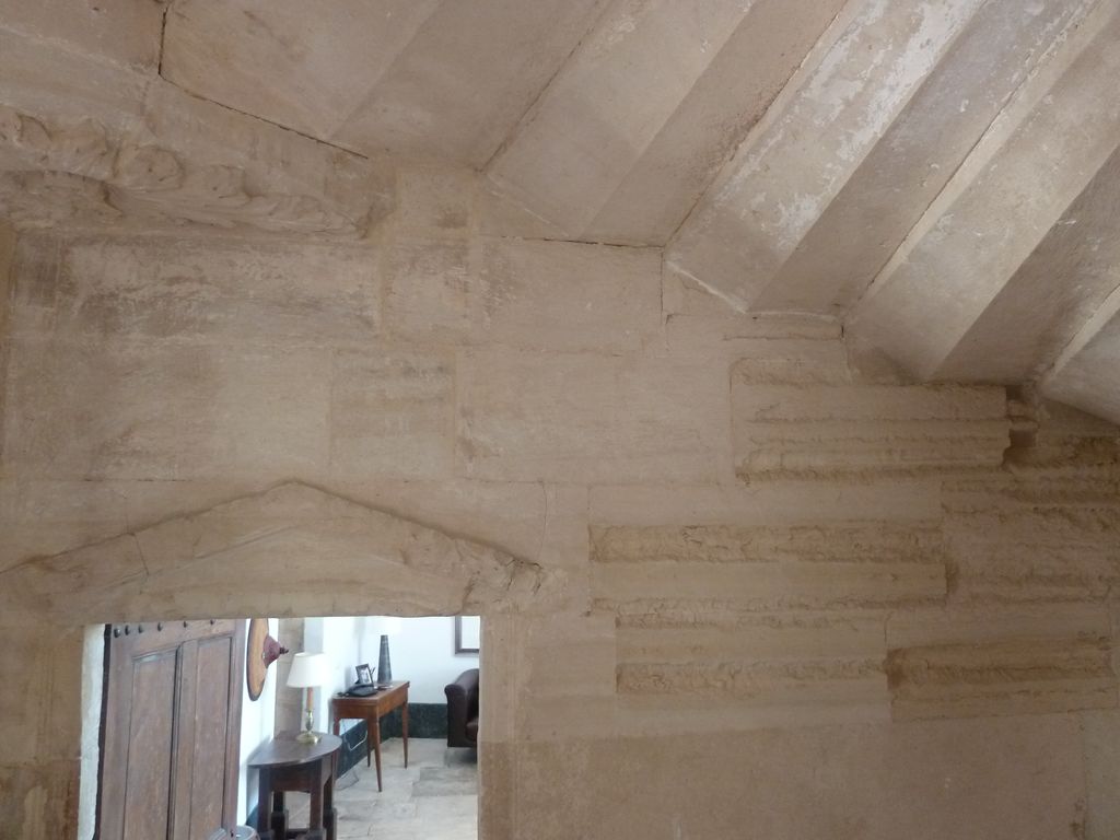 Intérieur. Escalier en vis. Porte palière.