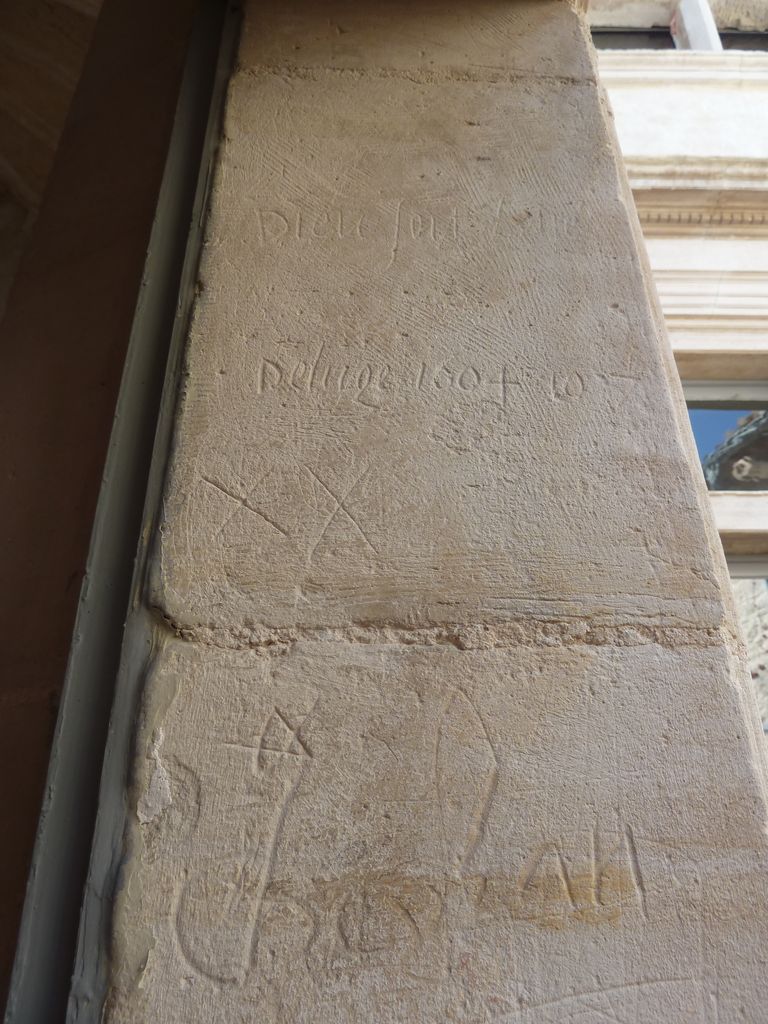 Intérieur. Escalier en vis. Grafitti. 1604.