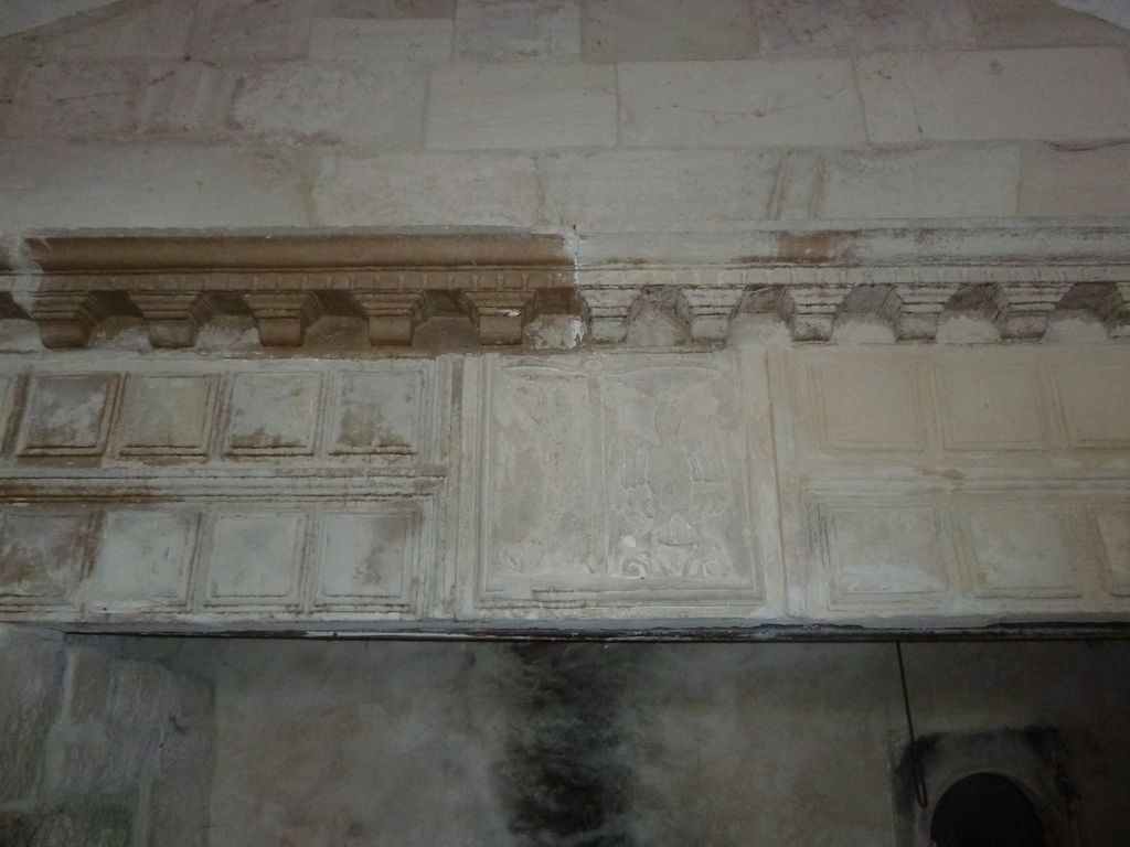 Intérieur. RDC nord. Salle des gardes. Cheminée. Blason.