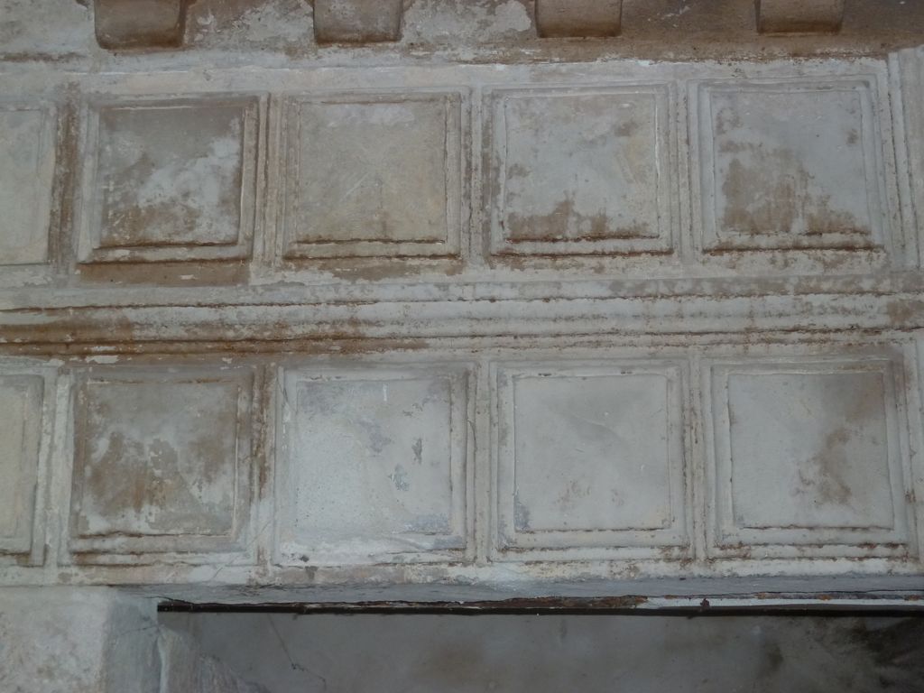 Intérieur. RDC nord. Salle des gardes. Cheminée. Décor pointes de diamant.