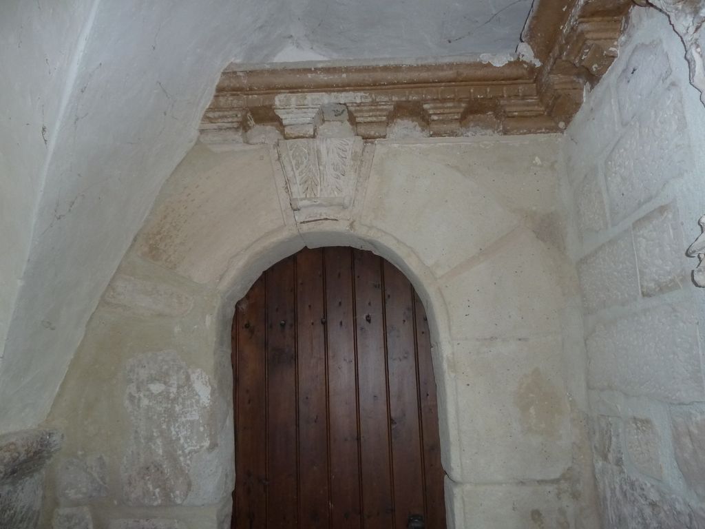 Intérieur. RDC nord. Salle des gardes. Porte à côté de la cheminée.