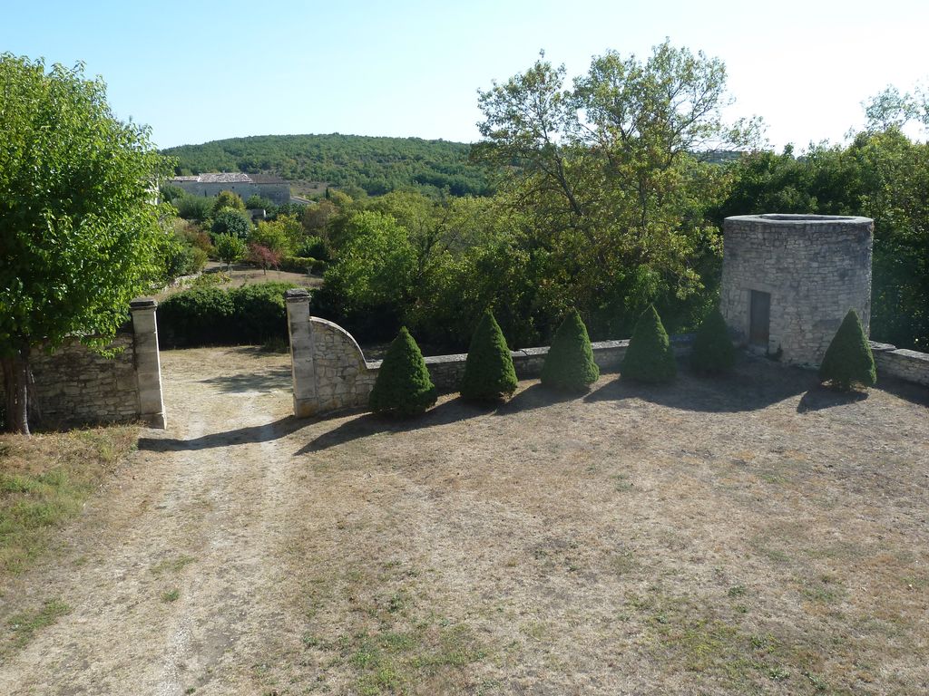 Parc. Mur de clôture sud et tour sud-ouest.