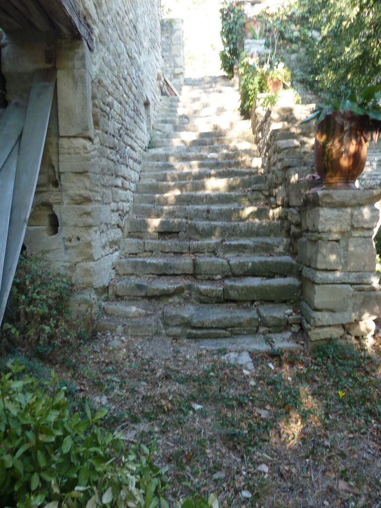 Parc. Mur de clôture. Bâtiment nord-ouest. Escalier d'accès.