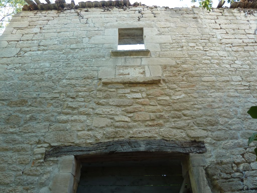 Parc. Mur de clôture. Bâtiment nord-ouest. 