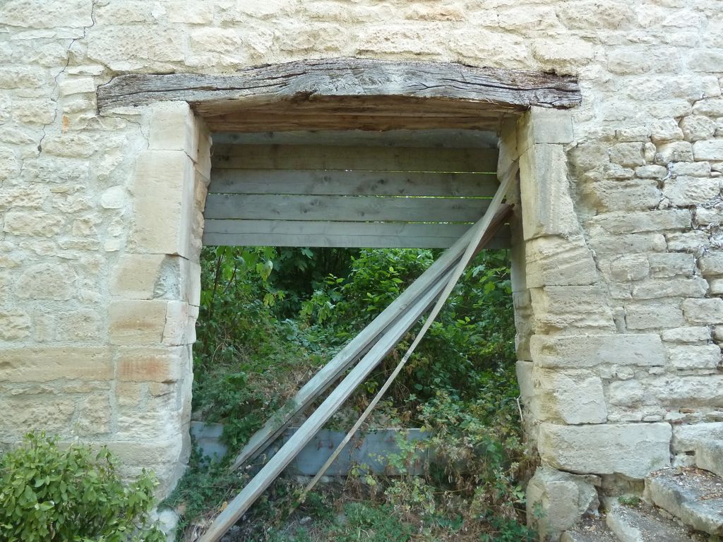 Parc. Mur de clôture. Bâtiment nord-ouest. Porte sud.