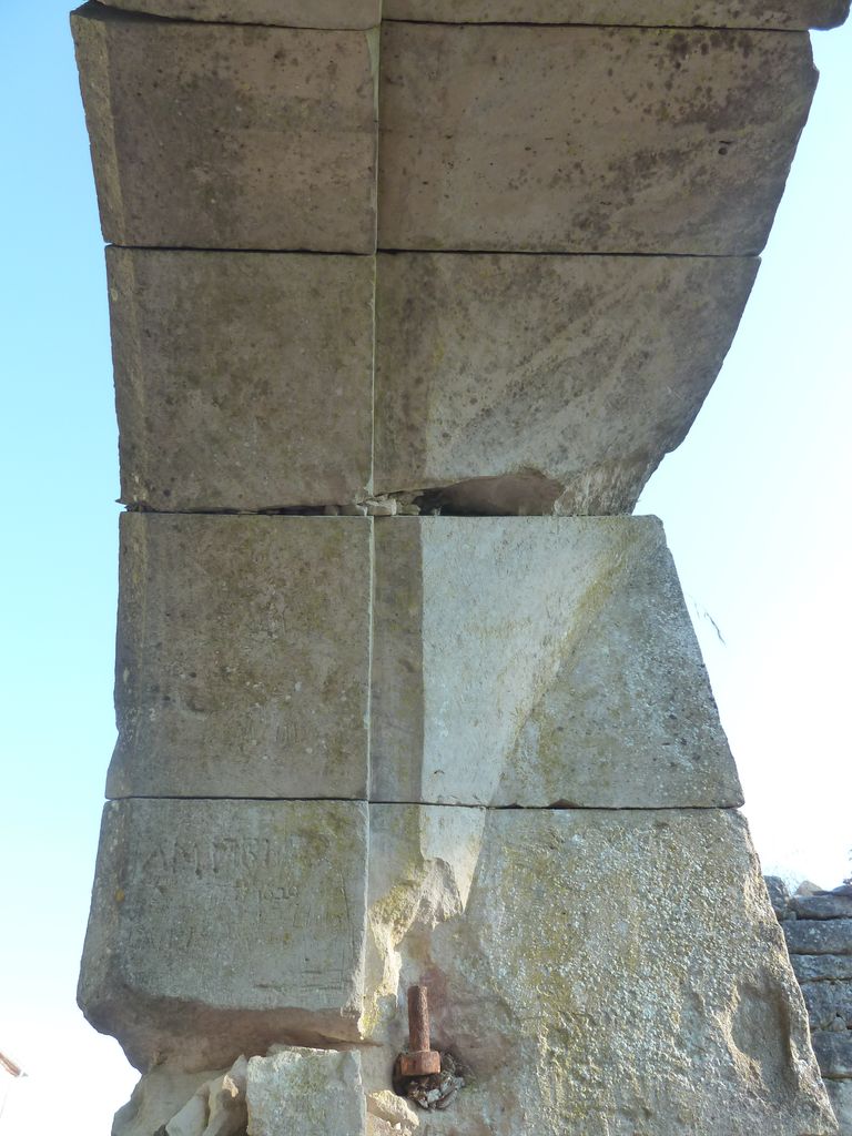 Parc. Mur de clôture. Bâtiment nord-ouest. Voussure de la porte façade est.