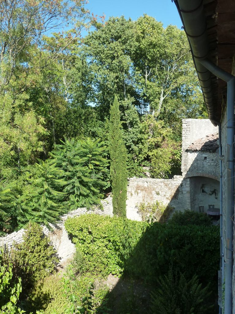 Parc. Mur de clôture. Tour nord-est.