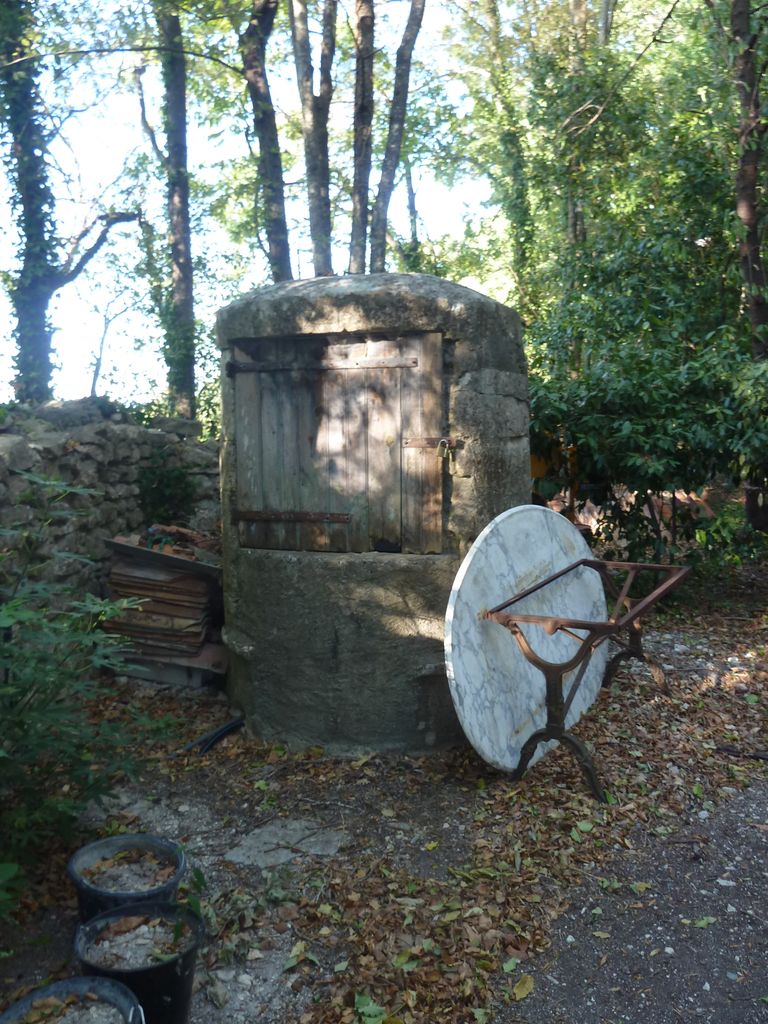 Parc. Mur de clôture nord-est. Puits.