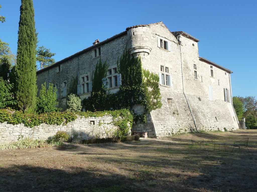 Parc. Mur de clôture. Bâtiment nord-ouest. 