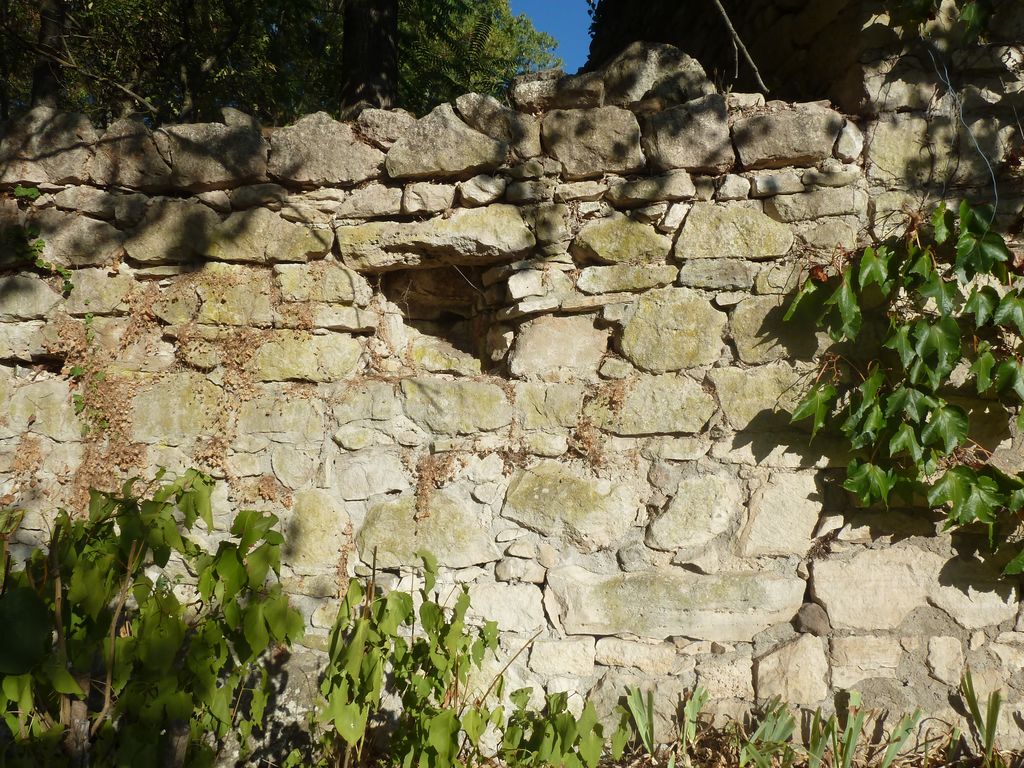 Parc. Mur de clôture. Créneau de tir.